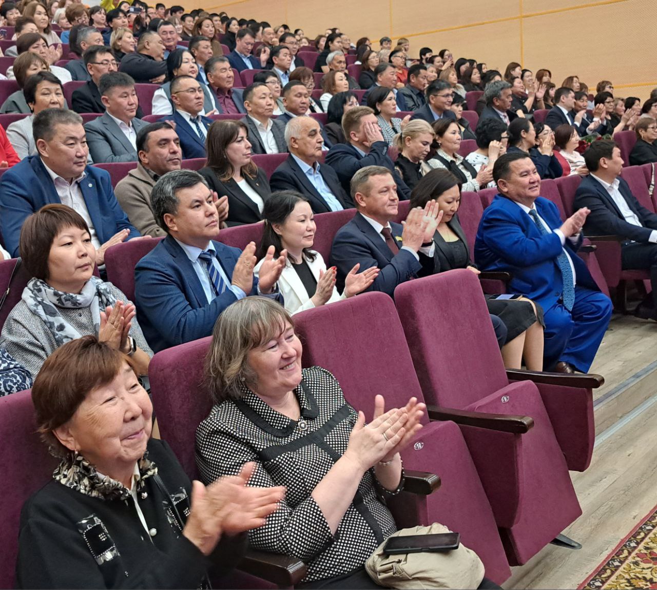 Награды сотрудникам КалмГУ Награды сотрудникам КалмГУ