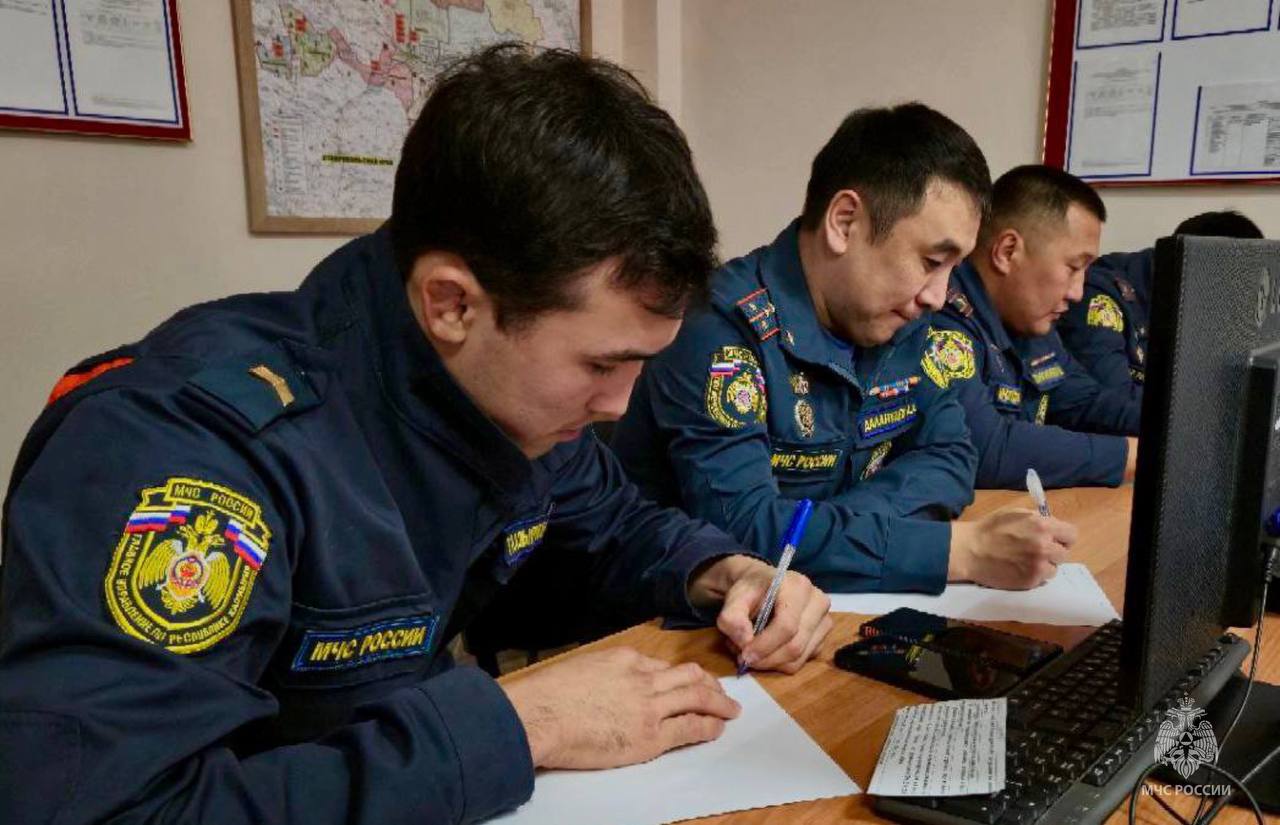 Сотрудники чрезвычайного ведомства Калмыкии сдали зачеты и подтвердили классность Сотрудники чрезвычайного ведомства Калмыкии сдали зачеты и подтвердили классность