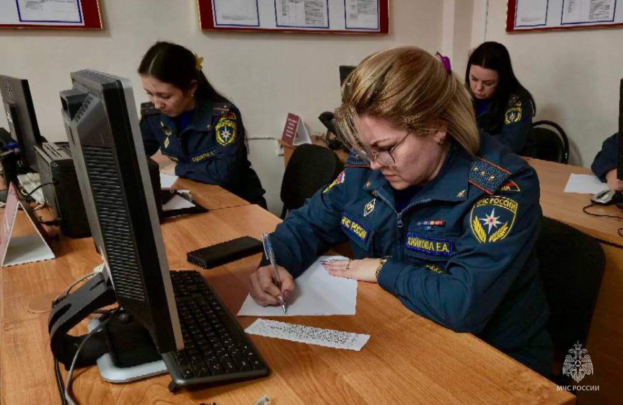 Сотрудники чрезвычайного ведомства Калмыкии сдали зачеты и подтвердили классность Сотрудники чрезвычайного ведомства Калмыкии сдали зачеты и подтвердили классность