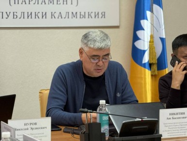 Сегодня, 13 ноября, в Малом зале Народного Хурала (Парламента) Республики Калмыкия прошло заседание комитета по бюджету, налогам, собственности, экономической политике и предпринимательству под председательством Аиса Никитина
