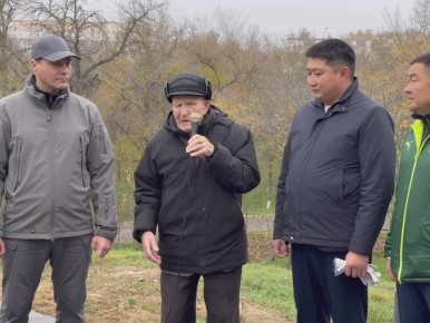 Сегодня, 13 ноября 2025 года прокуратурой республики проведена экологическая акция «Тропа памяти» по высадке сосен в парке культуры и отдыха «Дружба» в память о ветеранах Великой Отечественной войны