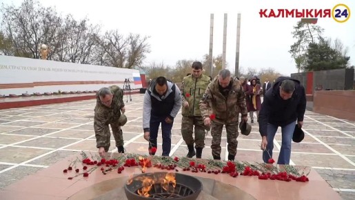 Сегодня на Мемориальный комплекс в честь героев гражданской и Великой Отечественной войн «Вечный огонь» прошло возложение цветов, посвященное Дню памяти воинов 110- й Отдельной Калмыцкой кавалерийской дивизии