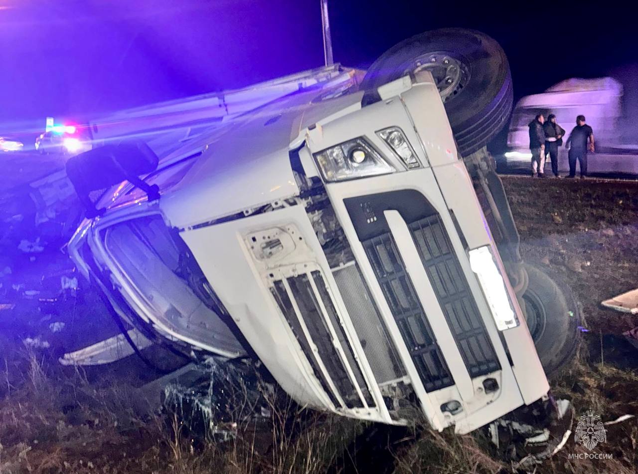 Пожарные МЧС России ликвидировали последствия ДТП в Целинном районе Пожарные МЧС России ликвидировали последствия ДТП в Целинном районе