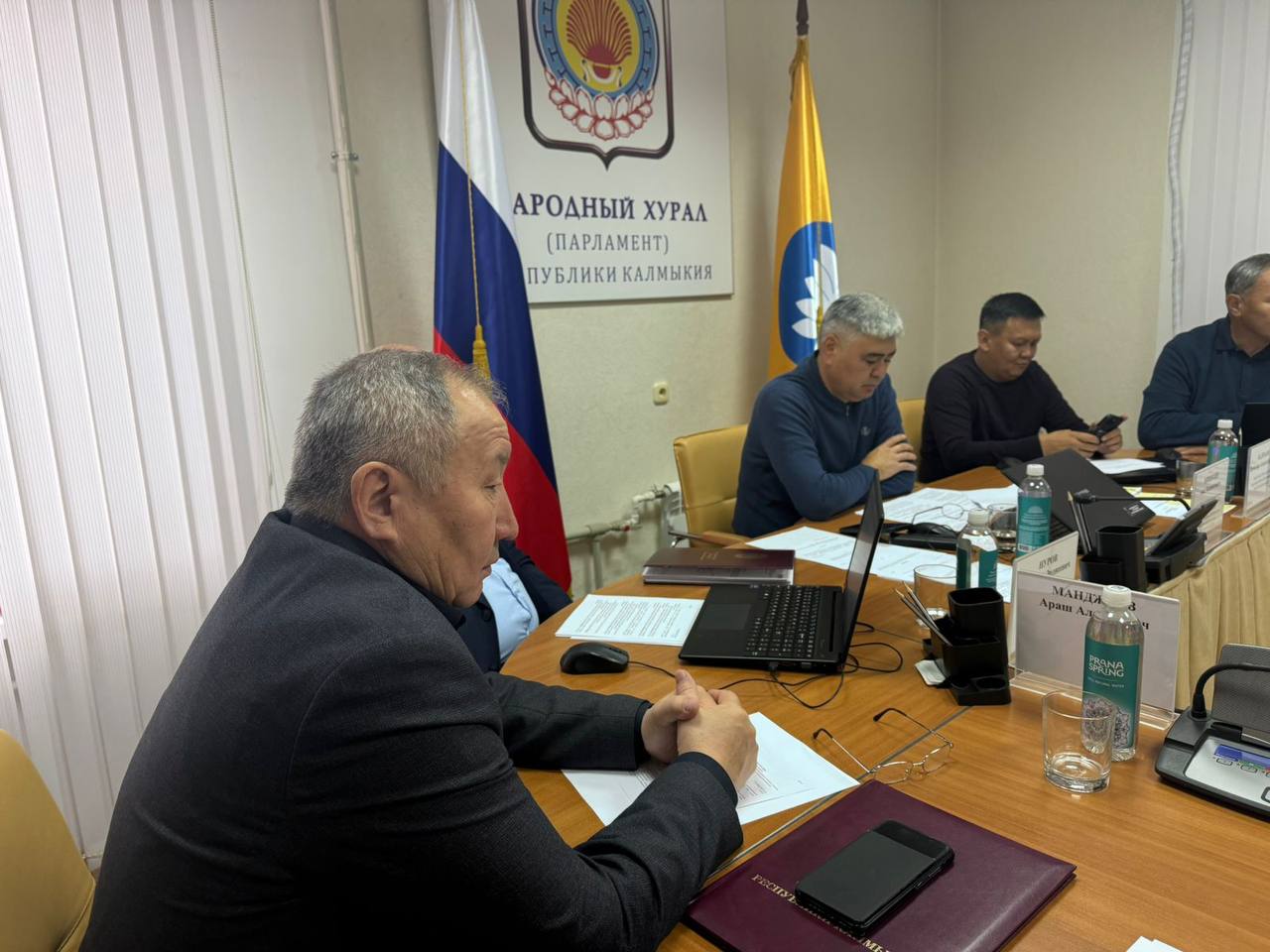 Сегодня, 13 ноября, в Малом зале Народного Хурала (Парламента) Республики Калмыкия прошло заседание комитета по бюджету, налогам, собственности, экономической политике и предпринимательству под председательством Аиса Никитина Сегодня, 13 ноября, в Малом зале Народного Хурала (Парламента) Республики Калмыкия прошло заседание комитета по бюджету, налогам, собственности, экономической политике и предпринимательству под председательством Аиса Никитина