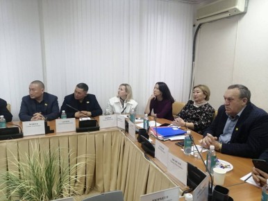 Сегодня под председательством руководителя фракции Артема Михайлова состоялось заседание фракции ВПП «ЕДИНАЯ РОССИЯ» в Народном Хурале (Парламенте) Республики Калмыкия