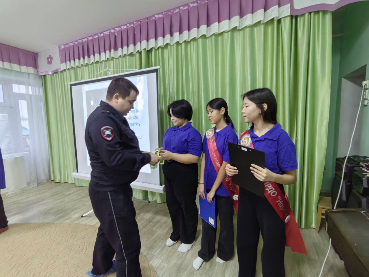 «Засветись». В рамках акции «Засветись» сотрудники Госавтоинспекции Целинного района совместно с юными инспекторами движения посетили детский сад «Харада», где провели профилактическое мероприятие для воспитанников и... «Засветись». В рамках акции «Засветись» сотрудники Госавтоинспекции Целинного района совместно с юными инспекторами движения посетили детский сад «Харада», где провели профилактическое мероприятие для воспитанников и...