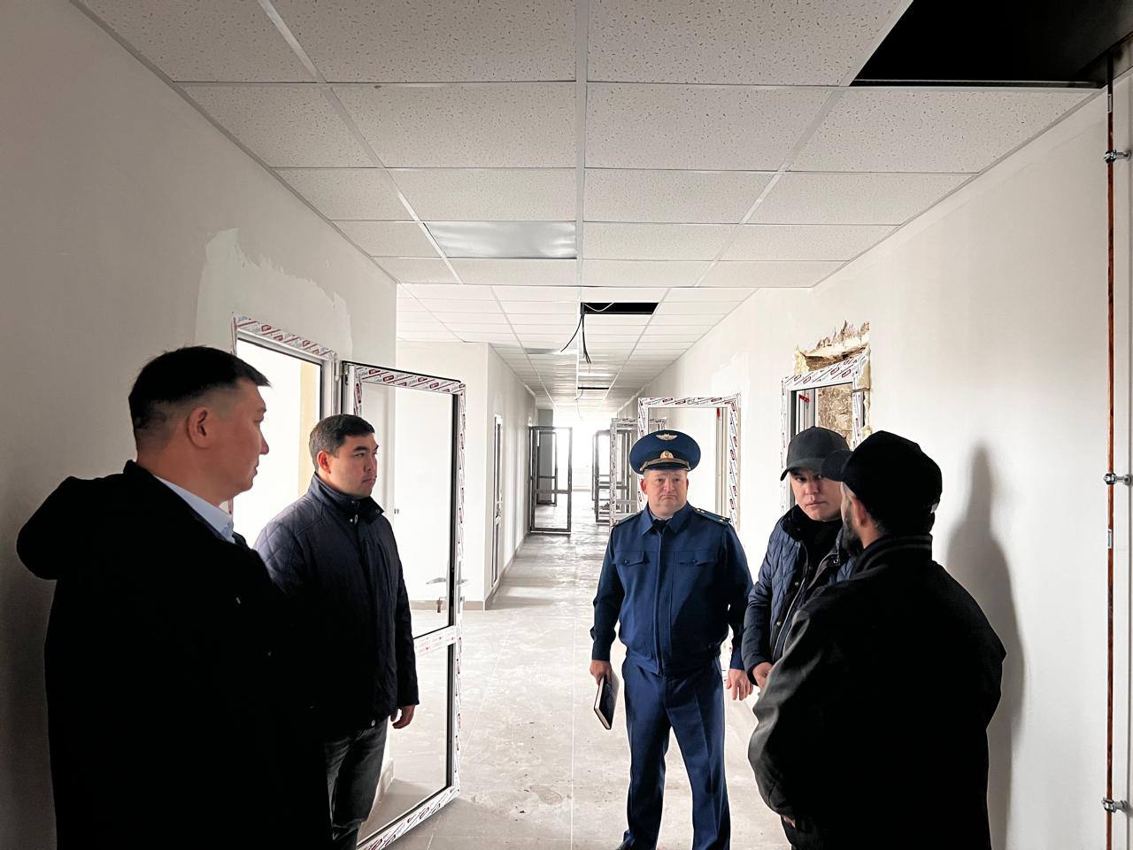 Прокуратура Юстинского района проверила ход капитального ремонта здания районной больницы Прокуратура Юстинского района проверила ход капитального ремонта здания районной больницы