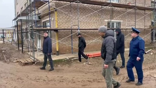 Прокуратура Юстинского района проверила ход капитального ремонта здания районной больницы