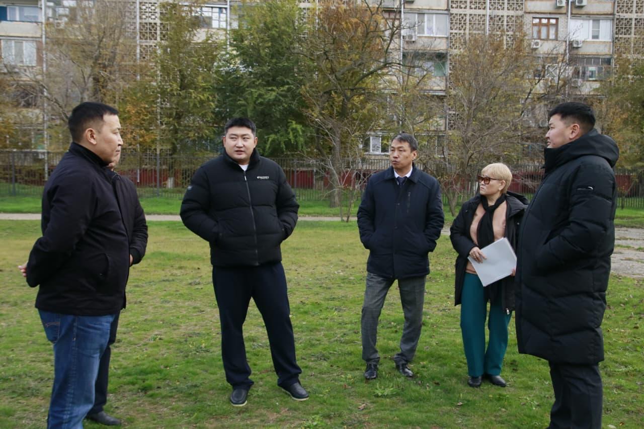 Сегодня по поручению Главы Республики Калмыкия Бату Хасикова министр физической культуры и спорта Республики Калмыкия Константин Батыров и глава администрации города Элисты Алдар Лиджиков посетили ряд образовательных... Сегодня по поручению Главы Республики Калмыкия Бату Хасикова министр физической культуры и спорта Республики Калмыкия Константин Батыров и глава администрации города Элисты Алдар Лиджиков посетили ряд образовательных...