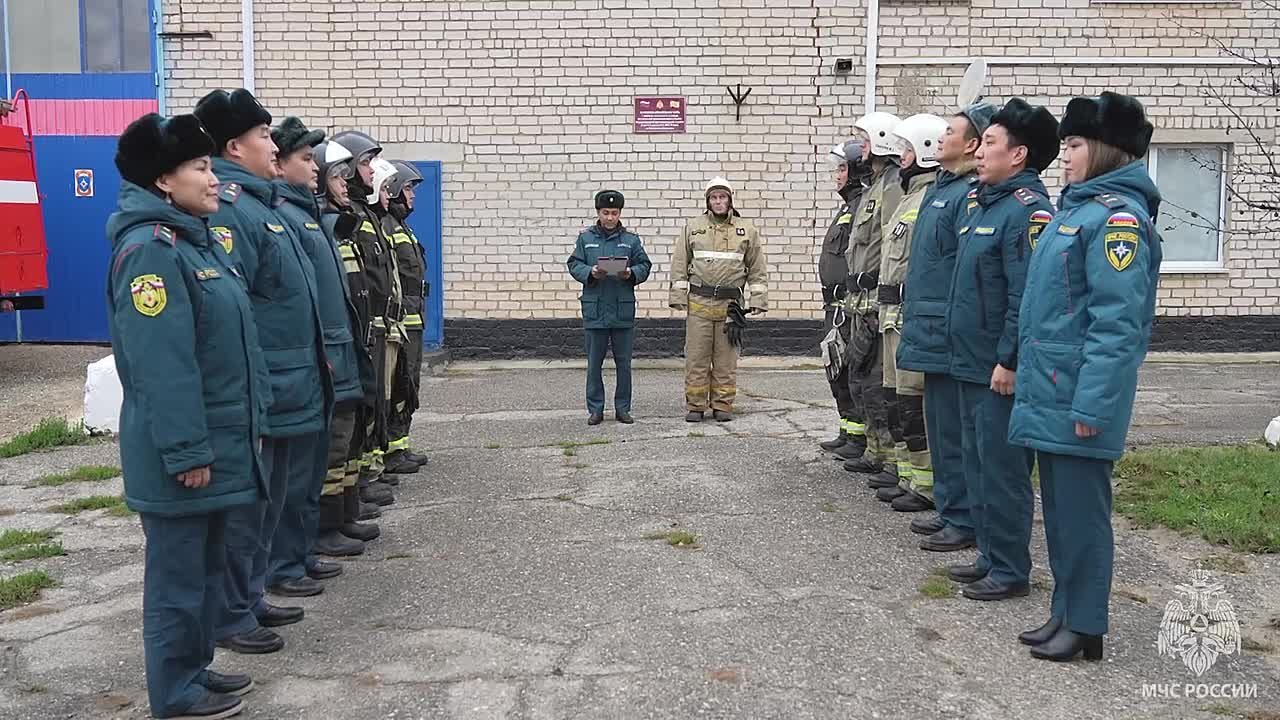 Смыли, накопленную за годы службы, сажу и копоть: Проводы на пенсию по пожарным традициям