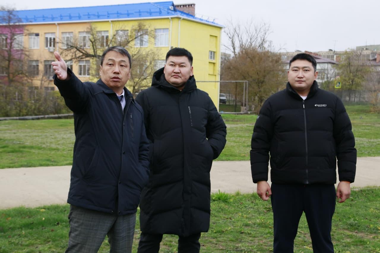 Сегодня по поручению Главы Республики Калмыкия Бату Хасикова министр физической культуры и спорта Республики Калмыкия Константин Батыров и глава администрации города Элисты Алдар Лиджиков посетили ряд образовательных... Сегодня по поручению Главы Республики Калмыкия Бату Хасикова министр физической культуры и спорта Республики Калмыкия Константин Батыров и глава администрации города Элисты Алдар Лиджиков посетили ряд образовательных...