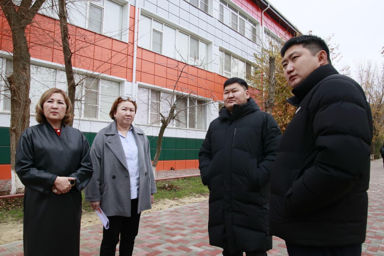 Сегодня по поручению Главы Республики Калмыкия Бату Хасикова министр физической культуры и спорта Республики Калмыкия Константин Батыров и глава администрации города Элисты Алдар Лиджиков посетили ряд образовательных... Сегодня по поручению Главы Республики Калмыкия Бату Хасикова министр физической культуры и спорта Республики Калмыкия Константин Батыров и глава администрации города Элисты Алдар Лиджиков посетили ряд образовательных...