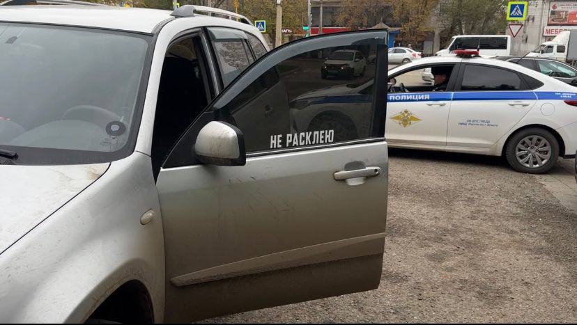 Ирония судьбы на дорогах Элисты: водитель с надписью «Не расклею» все же «расклеился»