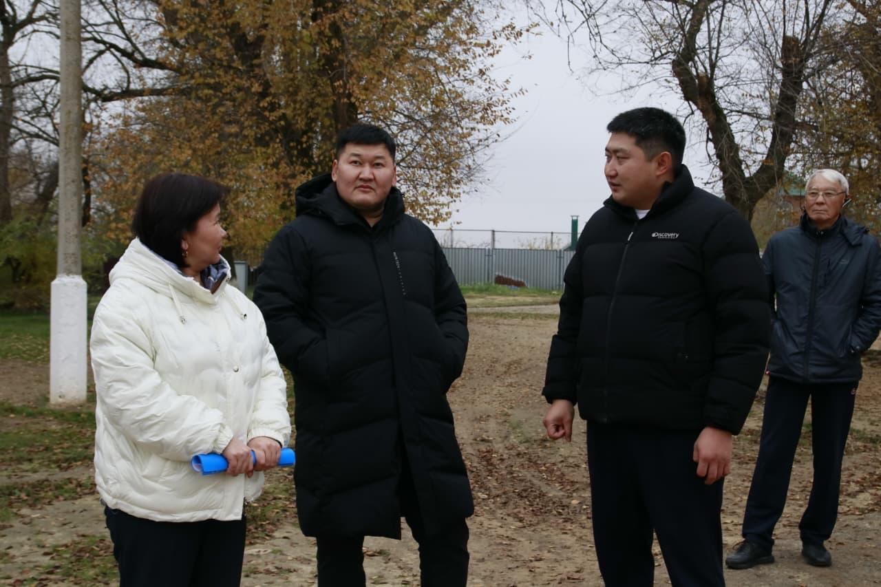 Сегодня по поручению Главы Республики Калмыкия Бату Хасикова министр физической культуры и спорта Республики Калмыкия Константин Батыров и глава администрации города Элисты Алдар Лиджиков посетили ряд образовательных...