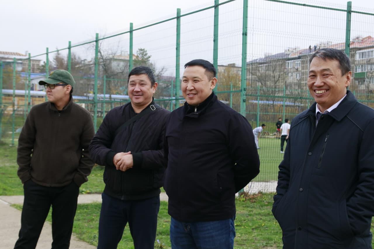 Сегодня по поручению Главы Республики Калмыкия Бату Хасикова министр физической культуры и спорта Республики Калмыкия Константин Батыров и глава администрации города Элисты Алдар Лиджиков посетили ряд образовательных... Сегодня по поручению Главы Республики Калмыкия Бату Хасикова министр физической культуры и спорта Республики Калмыкия Константин Батыров и глава администрации города Элисты Алдар Лиджиков посетили ряд образовательных...