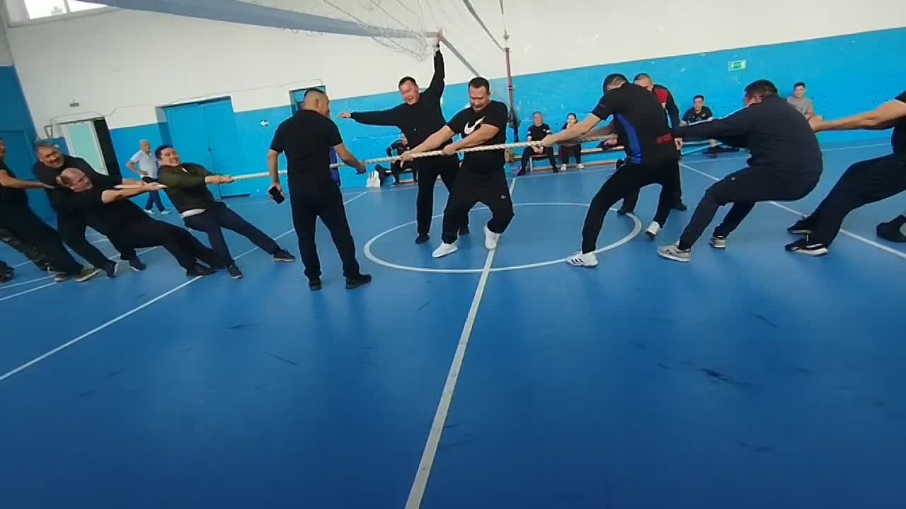 Спортивно, активно и с пользой для здоровья проводят выходные дни полицейские МО МВД России "Городовиковский" Перетягивание каната, волейбол, жим гири, сборка/разборка оружия - эти дисциплины и упражнения помогают...