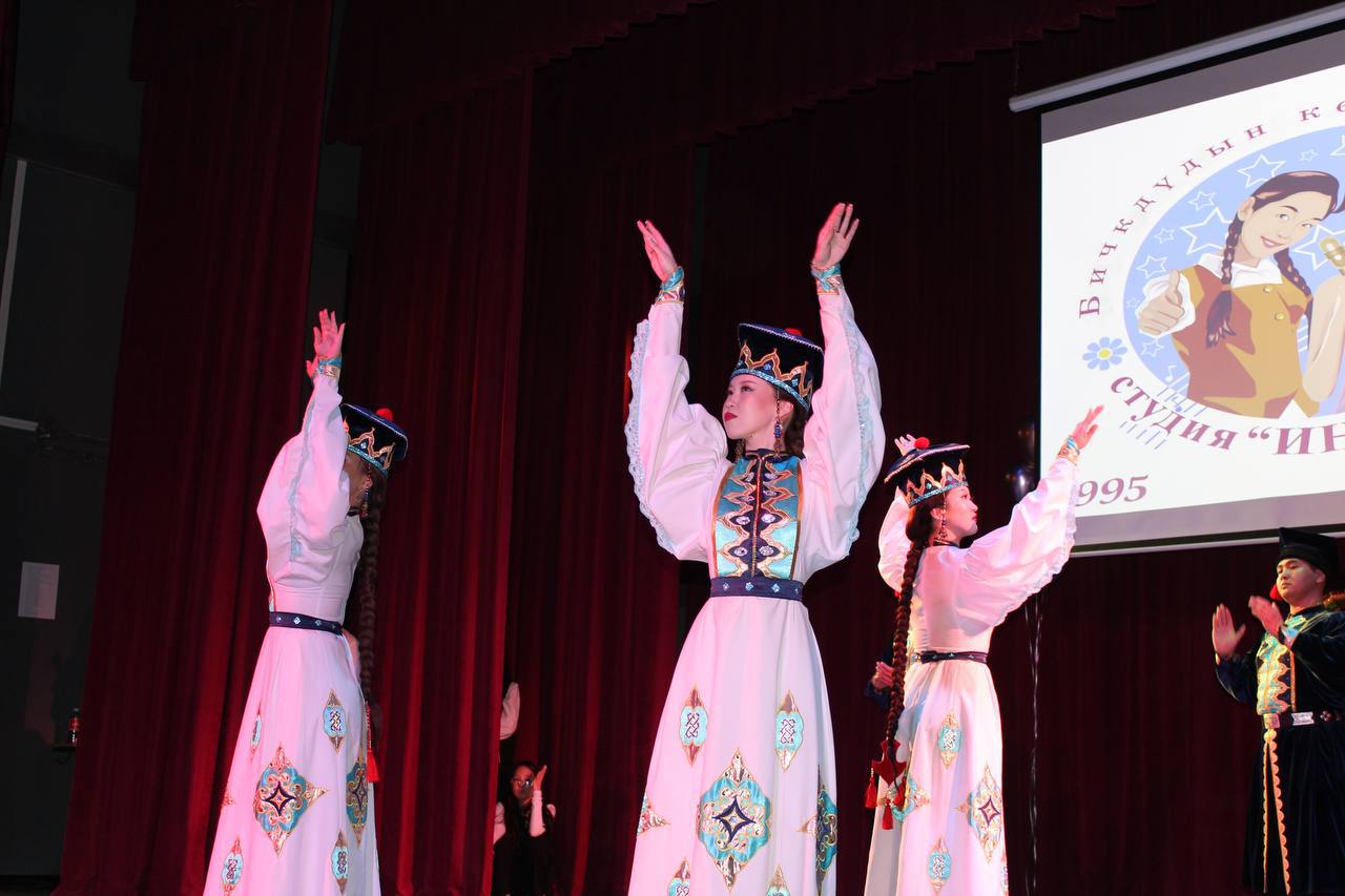 По поручению спикера Парламента депутат Михаил Кокаев поздравил коллектив детской образцовой студии «Ингилян» с 30-летним юбилеем По поручению спикера Парламента депутат Михаил Кокаев поздравил коллектив детской образцовой студии «Ингилян» с 30-летним юбилеем