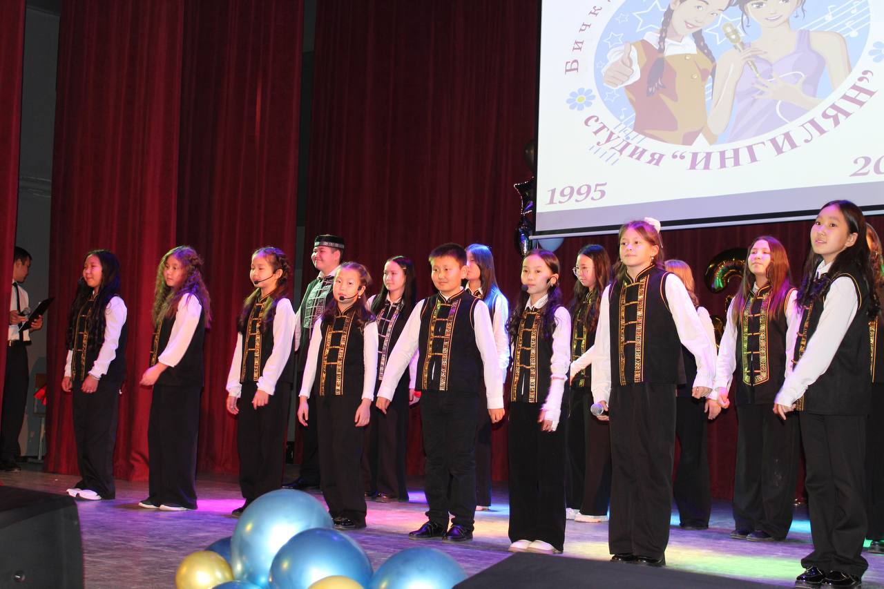 По поручению спикера Парламента депутат Михаил Кокаев поздравил коллектив детской образцовой студии «Ингилян» с 30-летним юбилеем По поручению спикера Парламента депутат Михаил Кокаев поздравил коллектив детской образцовой студии «Ингилян» с 30-летним юбилеем