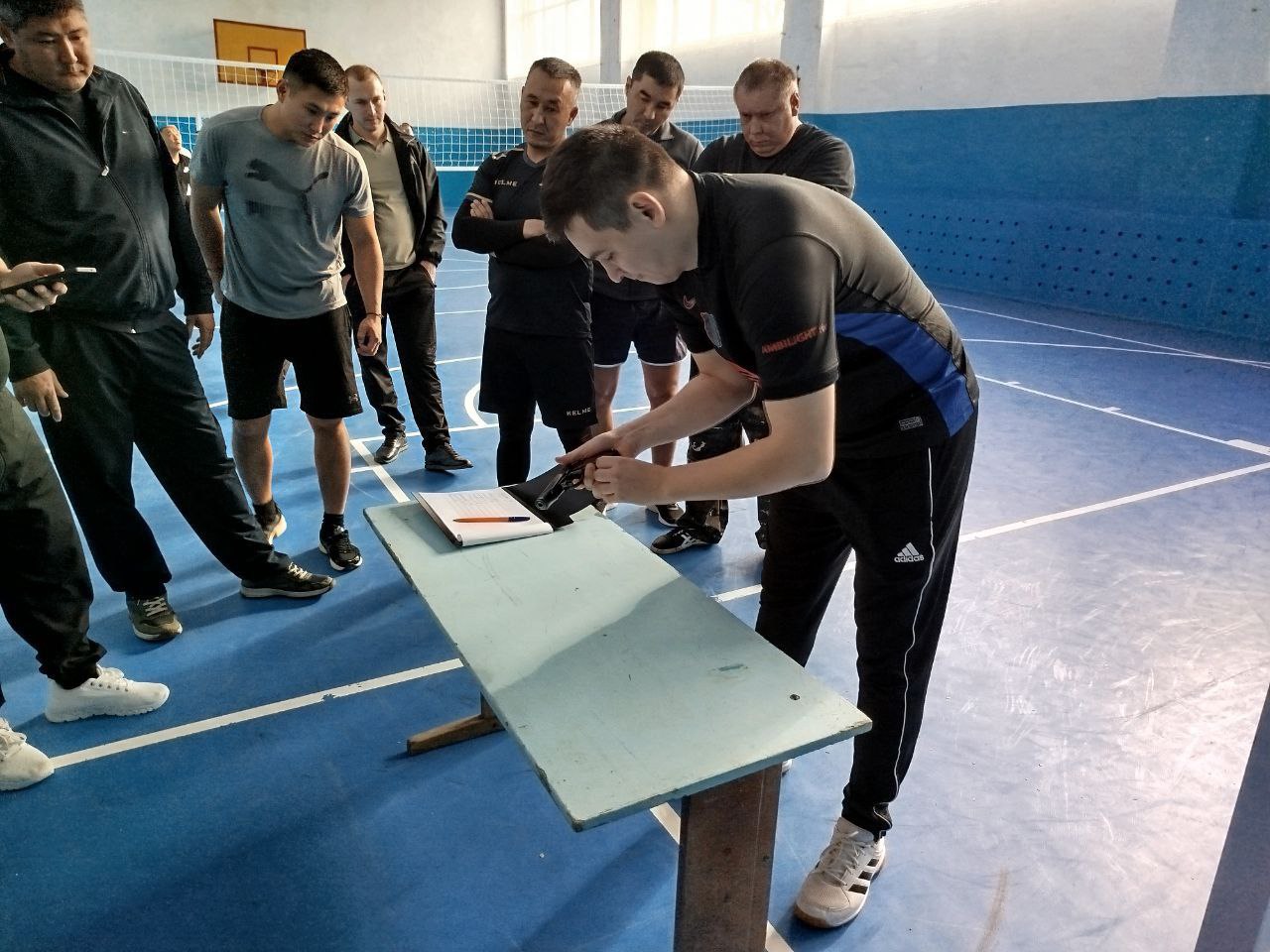 Спортивно, активно и с пользой для здоровья проводят выходные дни полицейские МО МВД России "Городовиковский" Перетягивание каната, волейбол, жим гири, сборка/разборка оружия - эти дисциплины и упражнения помогают... Спортивно, активно и с пользой для здоровья проводят выходные дни полицейские МО МВД России "Городовиковский" Перетягивание каната, волейбол, жим гири, сборка/разборка оружия - эти дисциплины и упражнения помогают...