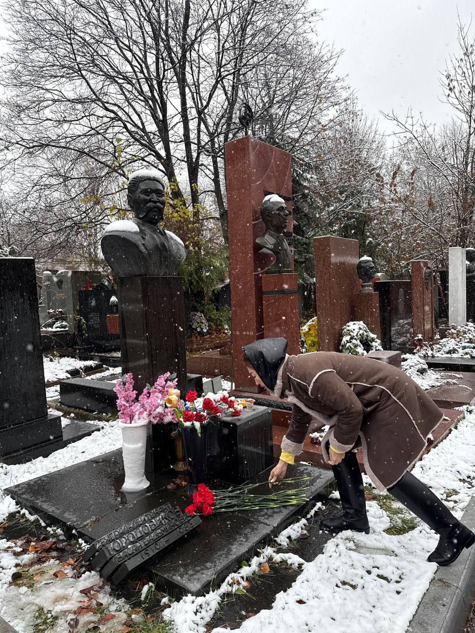 Представители Калмыкии возложили цветы к могиле Басана Городовикова на Новодевичьем кладбище в Москве Представители Калмыкии возложили цветы к могиле Басана Городовикова на Новодевичьем кладбище в Москве