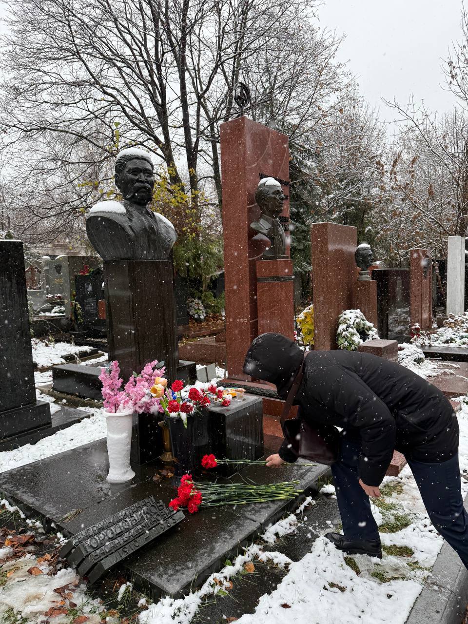 Представители Калмыкии возложили цветы к могиле Басана Городовикова на Новодевичьем кладбище в Москве Представители Калмыкии возложили цветы к могиле Басана Городовикова на Новодевичьем кладбище в Москве