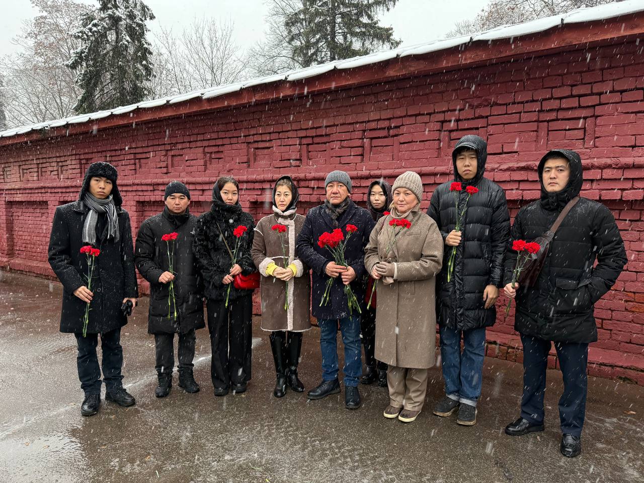 Представители Калмыкии возложили цветы к могиле Басана Городовикова на Новодевичьем кладбище в Москве Представители Калмыкии возложили цветы к могиле Басана Городовикова на Новодевичьем кладбище в Москве
