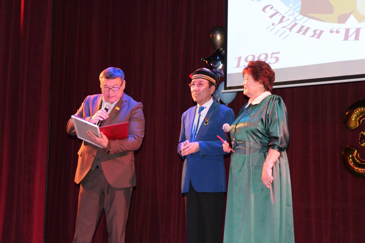 По поручению спикера Парламента депутат Михаил Кокаев поздравил коллектив детской образцовой студии «Ингилян» с 30-летним юбилеем