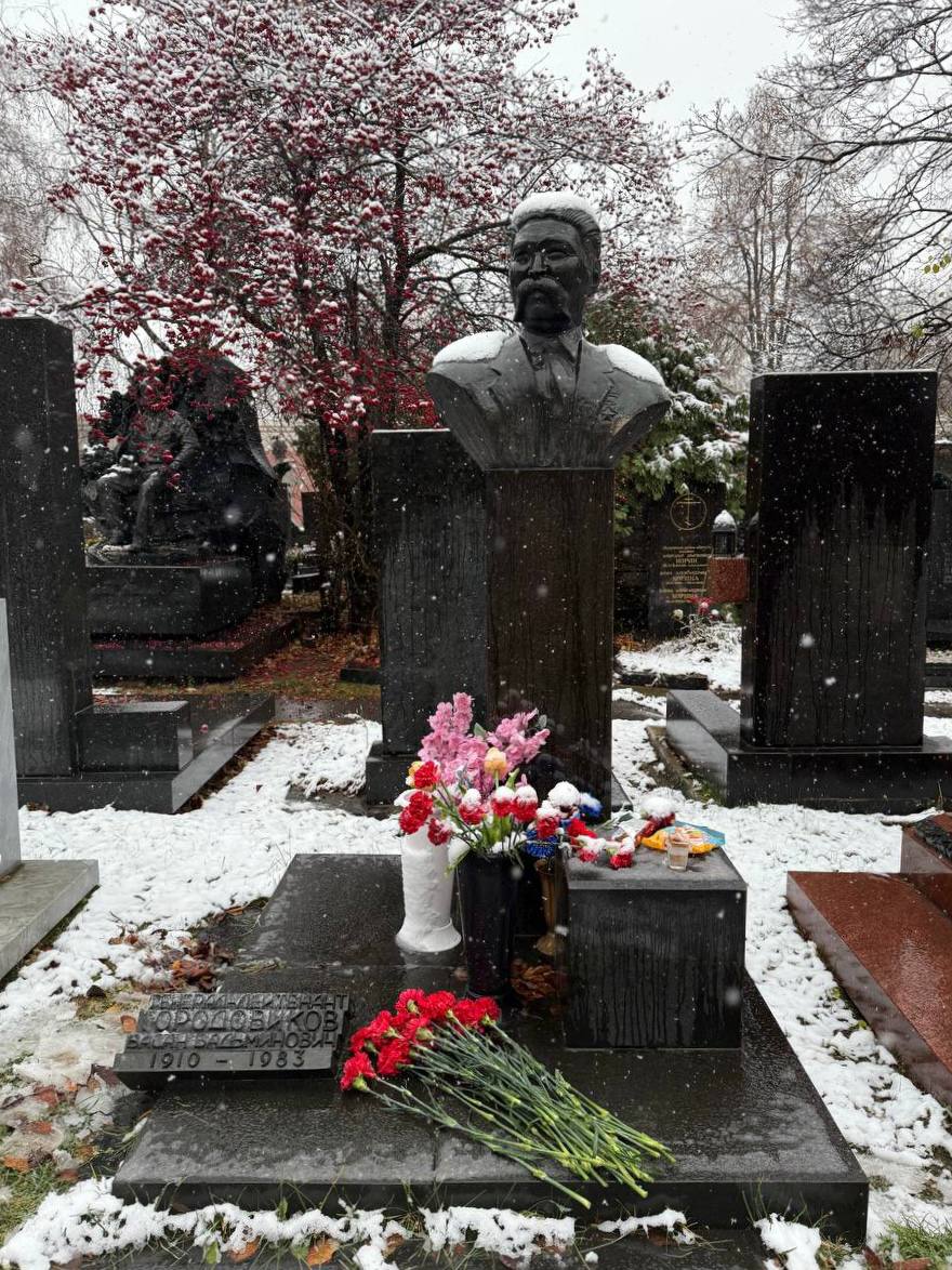 Представители Калмыкии возложили цветы к могиле Басана Городовикова на Новодевичьем кладбище в Москве