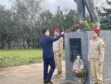 В Городовиковске следователь почтил память Героя Советского Союза Басана Бадьминовича Городовикова