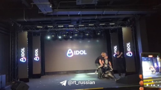 Что-то пошло не по плану: первый российский человекоподобный робот упал во время презентации
