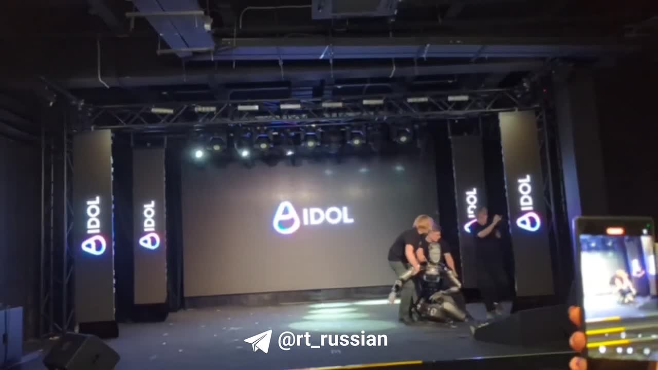 Что-то пошло не по плану: первый российский человекоподобный робот упал во время презентации