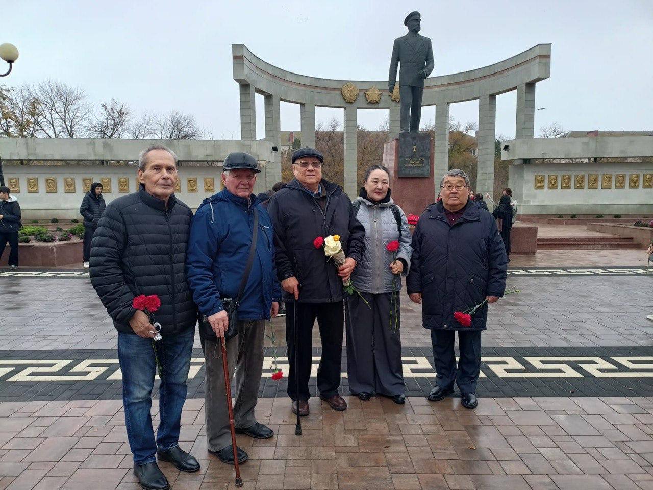 Сегодня Совет Старейшин Республики Калмыкия провел торжественный митинг, посвященный 115-й годовщине со дня рождения Басана Бадьминовича Городовикова Сегодня Совет Старейшин Республики Калмыкия провел торжественный митинг, посвященный 115-й годовщине со дня рождения Басана Бадьминовича Городовикова