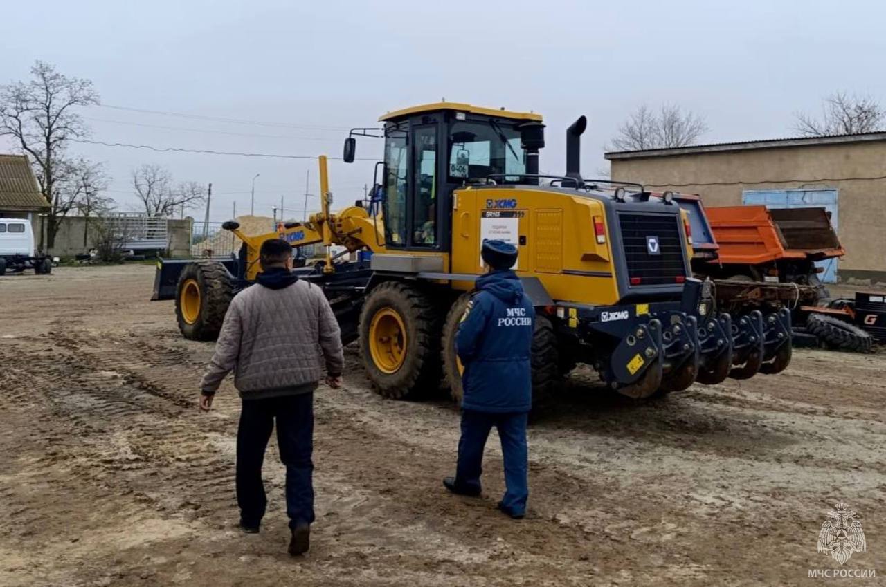 Регионального МЧС совместно с представителями Министерства по строительству, транспорту и дорожному хозяйству проверили готовность спецтехники, задействованной для обеспечения безопасного проезда по федеральным трассам в... Регионального МЧС совместно с представителями Министерства по строительству, транспорту и дорожному хозяйству проверили готовность спецтехники, задействованной для обеспечения безопасного проезда по федеральным трассам в...