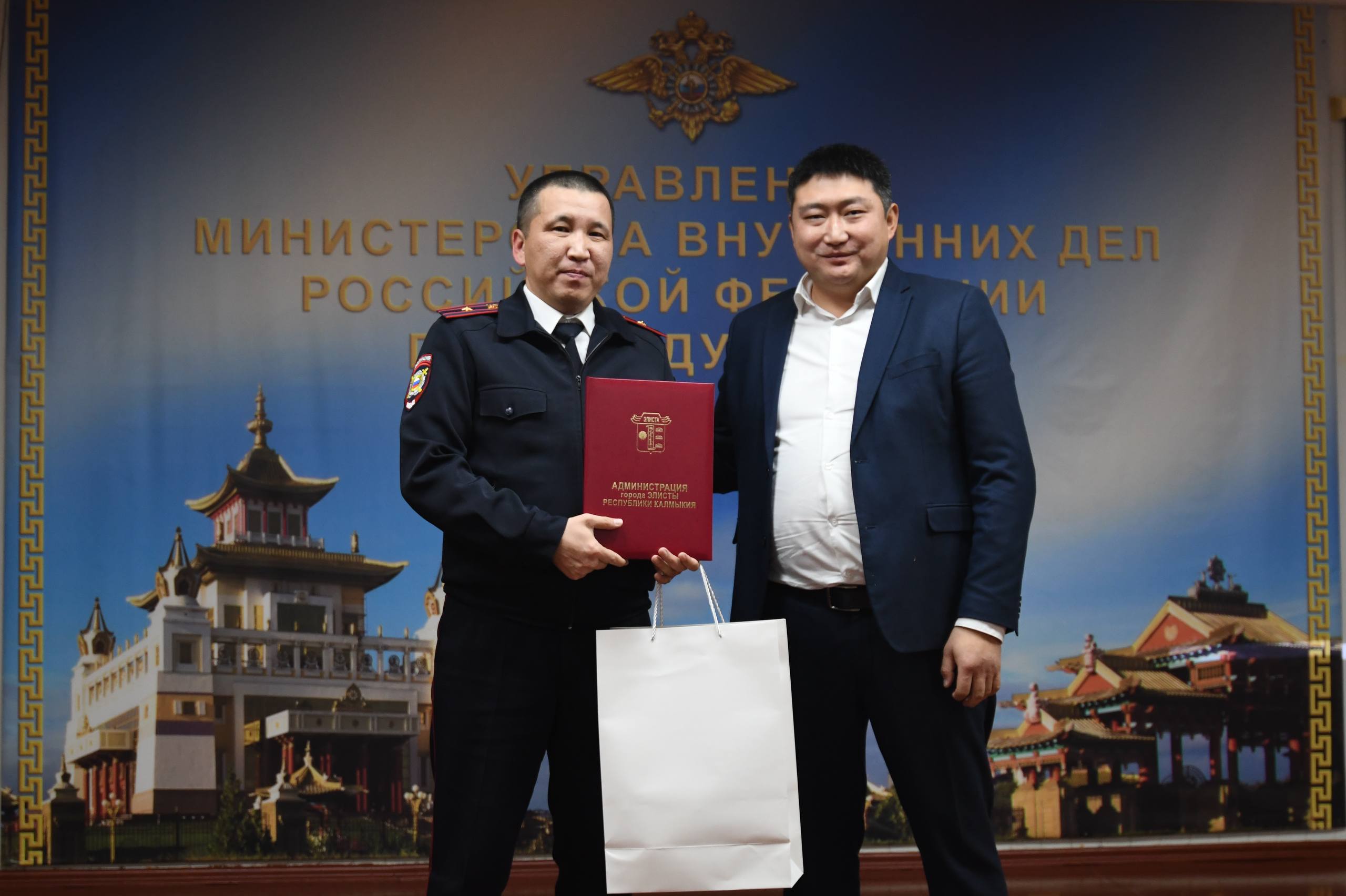 Алдар Лиджиков: С профессиональным праздником – Днем участковых уполномоченных полиции поздравил сегодня сотрудников УМВД по г. Элисте Алдар Лиджиков: С профессиональным праздником – Днем участковых уполномоченных полиции поздравил сегодня сотрудников УМВД по г. Элисте