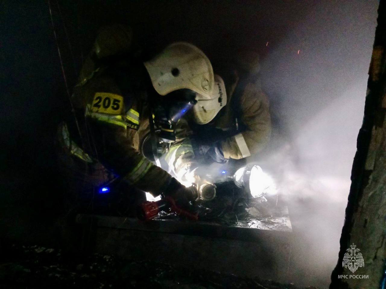 Сотрудники МЧС России ликвидировали пожар в жилом доме в Лаганском районе Сотрудники МЧС России ликвидировали пожар в жилом доме в Лаганском районе