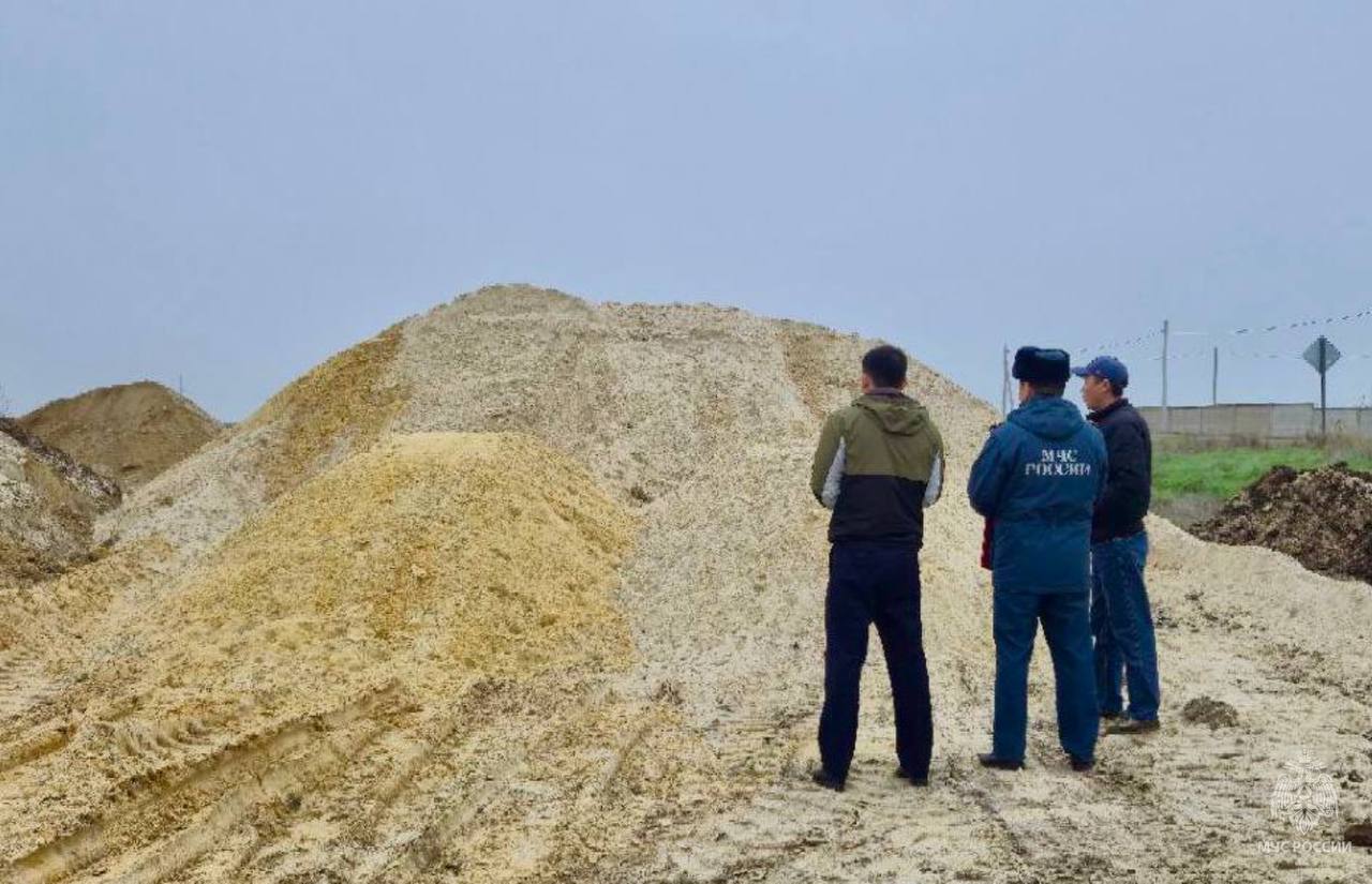 Регионального МЧС совместно с представителями Министерства по строительству, транспорту и дорожному хозяйству проверили готовность спецтехники, задействованной для обеспечения безопасного проезда по федеральным трассам в... Регионального МЧС совместно с представителями Министерства по строительству, транспорту и дорожному хозяйству проверили готовность спецтехники, задействованной для обеспечения безопасного проезда по федеральным трассам в...