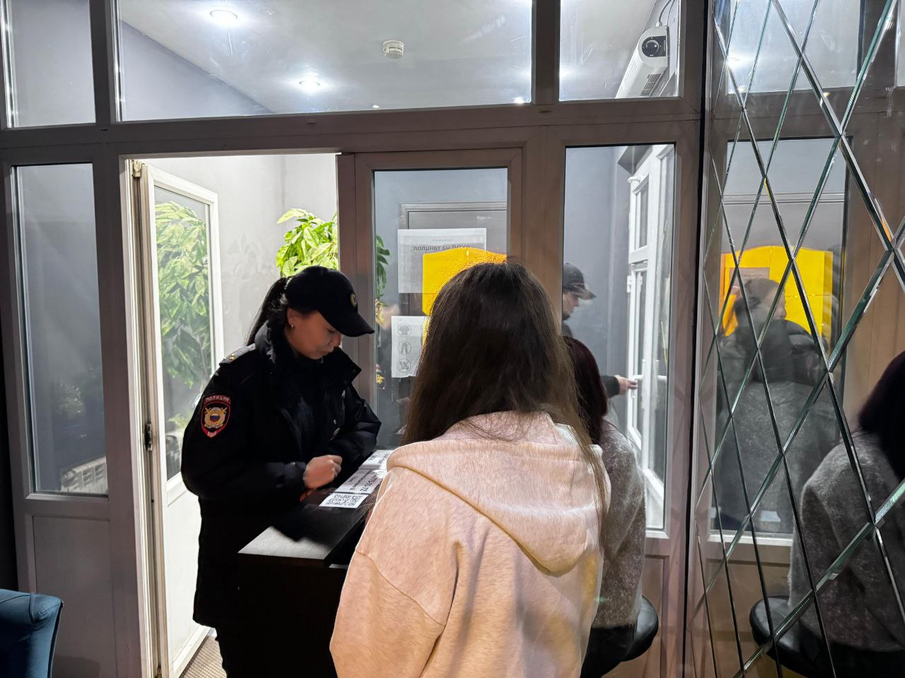 В выходные дни сотрудники подразделений по контролю за оборотом наркотиков, по делам несовершеннолетних республиканского МВД и Управления МВД России по г.Элисте, совместно с сотрудниками регионального управления Росгвардии... В выходные дни сотрудники подразделений по контролю за оборотом наркотиков, по делам несовершеннолетних республиканского МВД и Управления МВД России по г.Элисте, совместно с сотрудниками регионального управления Росгвардии...