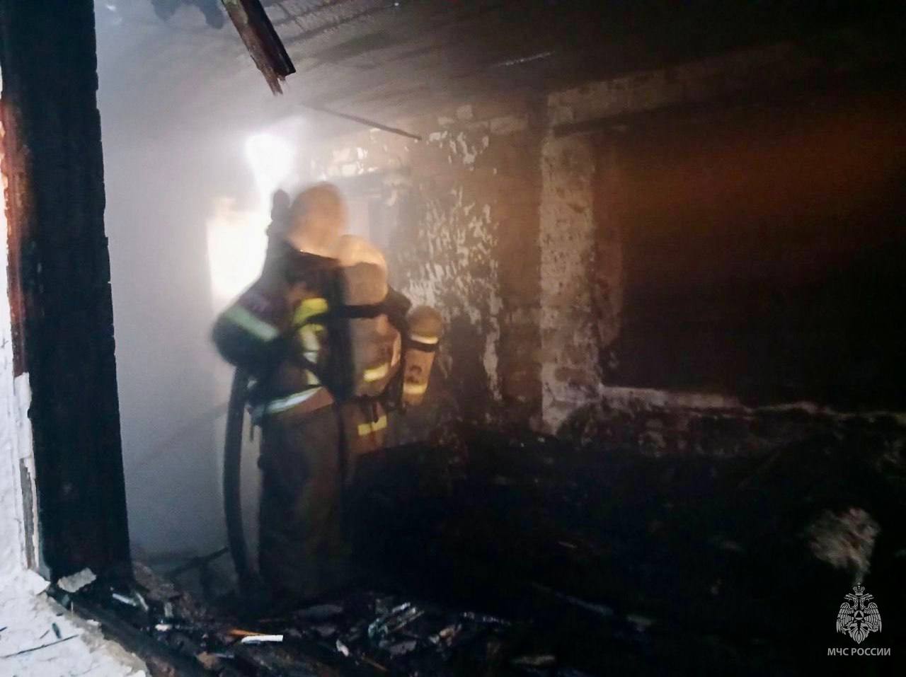 В Калмыкии огнеборцы ликвидировали пожар В Калмыкии огнеборцы ликвидировали пожар