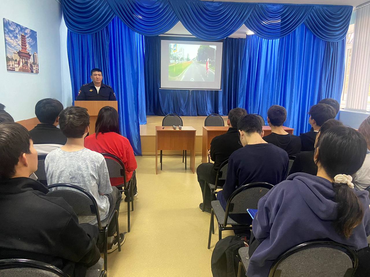 Сотрудники Госавтоинспекции продолжают проводить профилактическую работу с несовершеннолетними Сотрудники Госавтоинспекции продолжают проводить профилактическую работу с несовершеннолетними