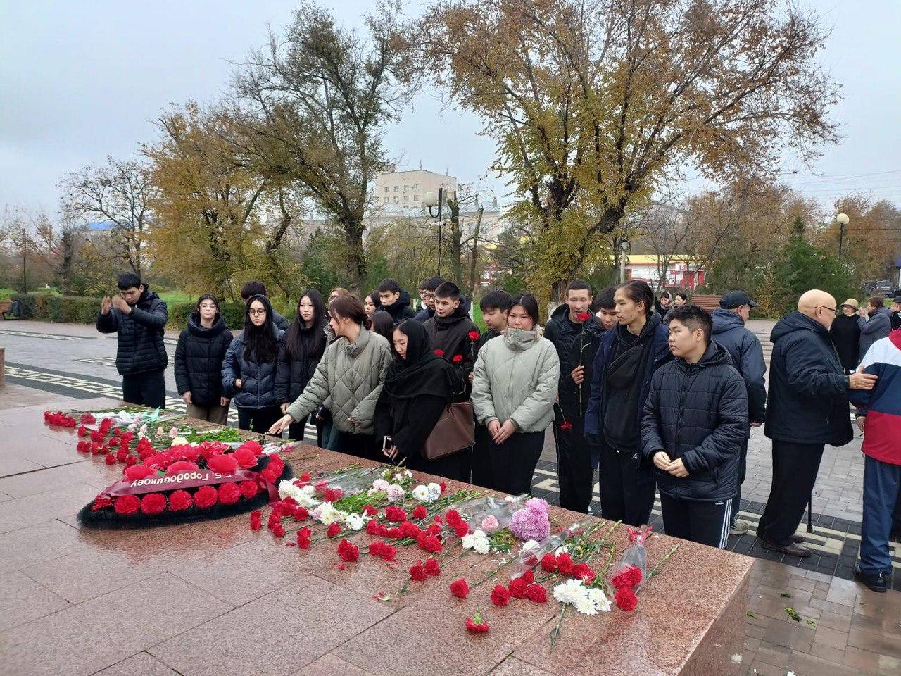 Сегодня Совет Старейшин Республики Калмыкия провел торжественный митинг, посвященный 115-й годовщине со дня рождения Басана Бадьминовича Городовикова Сегодня Совет Старейшин Республики Калмыкия провел торжественный митинг, посвященный 115-й годовщине со дня рождения Басана Бадьминовича Городовикова