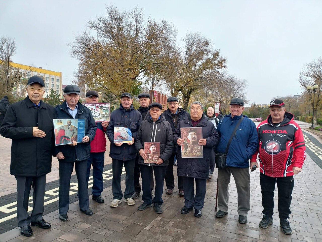 Сегодня Совет Старейшин Республики Калмыкия провел торжественный митинг, посвященный 115-й годовщине со дня рождения Басана Бадьминовича Городовикова Сегодня Совет Старейшин Республики Калмыкия провел торжественный митинг, посвященный 115-й годовщине со дня рождения Басана Бадьминовича Городовикова