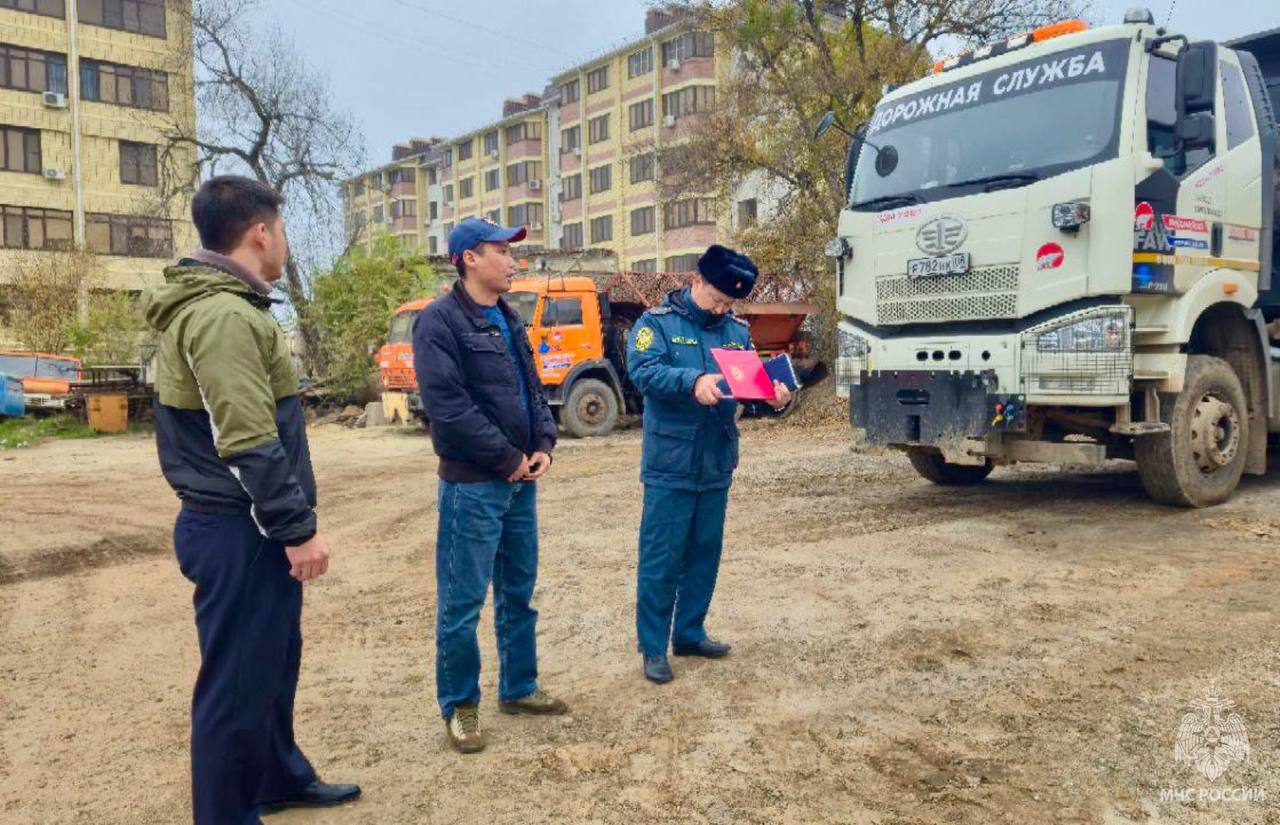 Регионального МЧС совместно с представителями Министерства по строительству, транспорту и дорожному хозяйству проверили готовность спецтехники, задействованной для обеспечения безопасного проезда по федеральным трассам в... Регионального МЧС совместно с представителями Министерства по строительству, транспорту и дорожному хозяйству проверили готовность спецтехники, задействованной для обеспечения безопасного проезда по федеральным трассам в...