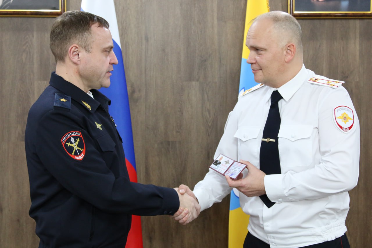 Сегодня министр внутренних дел по Республике Калмыкия генерал-майор полиции Григорьев Дмитрий Юрьевич поздравил с присвоением специального звания старшего начальствующего состава «полковник внутренней службы» Скрипкина... Сегодня министр внутренних дел по Республике Калмыкия генерал-майор полиции Григорьев Дмитрий Юрьевич поздравил с присвоением специального звания старшего начальствующего состава «полковник внутренней службы» Скрипкина...