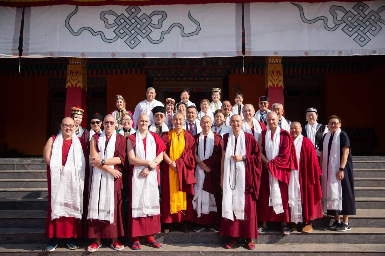 В Индии, в монастыре Дрепунг Гоманг, проходят праздничные мероприятия в честь земляка из Калмыкии, Тензина Норзанга (Санала гелюнга Мукубенова), который через 23 года обучения получит высшую степень геше лхарамба по... В Индии, в монастыре Дрепунг Гоманг, проходят праздничные мероприятия в честь земляка из Калмыкии, Тензина Норзанга (Санала гелюнга Мукубенова), который через 23 года обучения получит высшую степень геше лхарамба по...