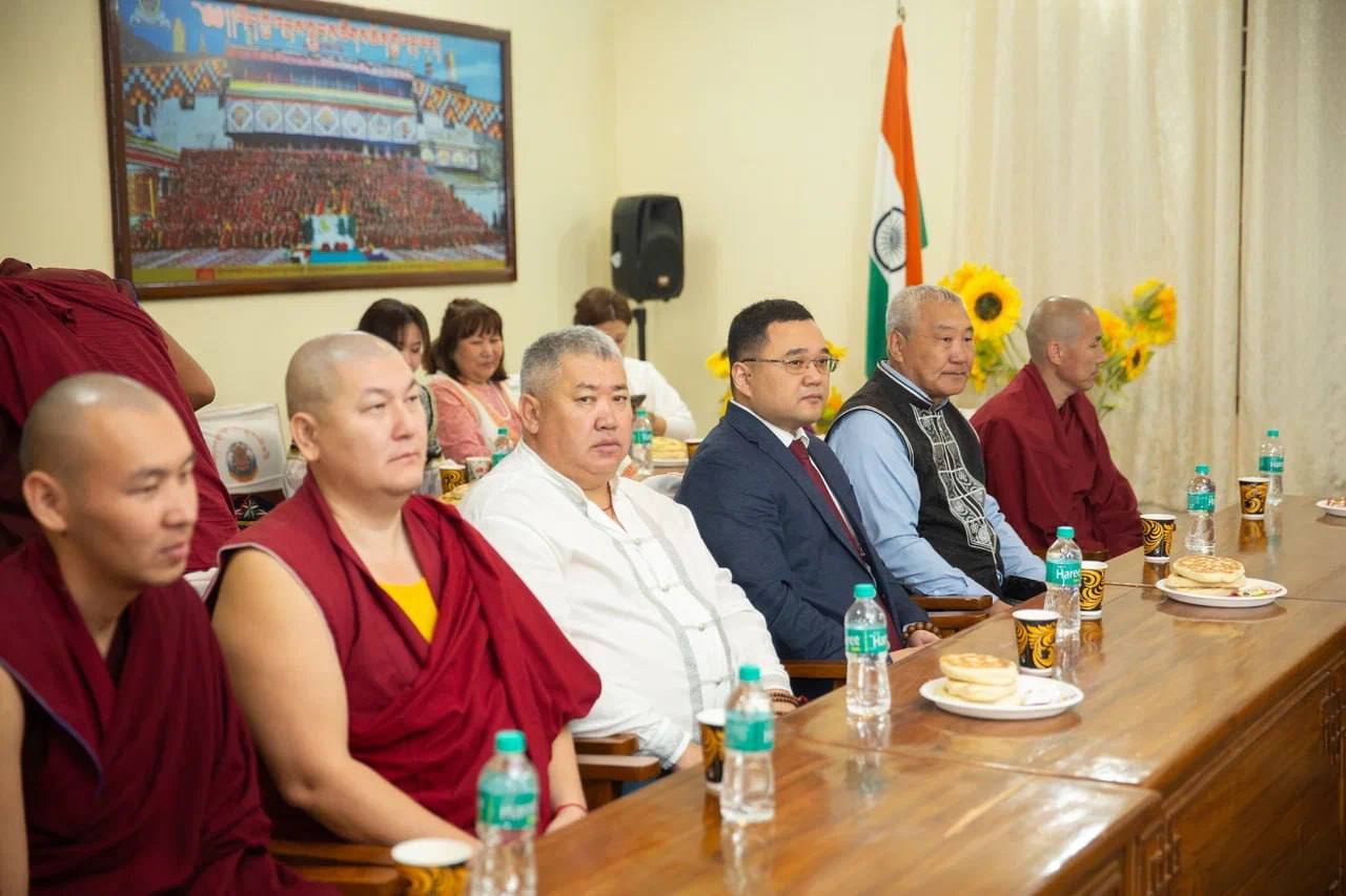 В Индии, в монастыре Дрепунг Гоманг, проходят праздничные мероприятия в честь земляка из Калмыкии, Тензина Норзанга (Санала гелюнга Мукубенова), который через 23 года обучения получит высшую степень геше лхарамба по... В Индии, в монастыре Дрепунг Гоманг, проходят праздничные мероприятия в честь земляка из Калмыкии, Тензина Норзанга (Санала гелюнга Мукубенова), который через 23 года обучения получит высшую степень геше лхарамба по...