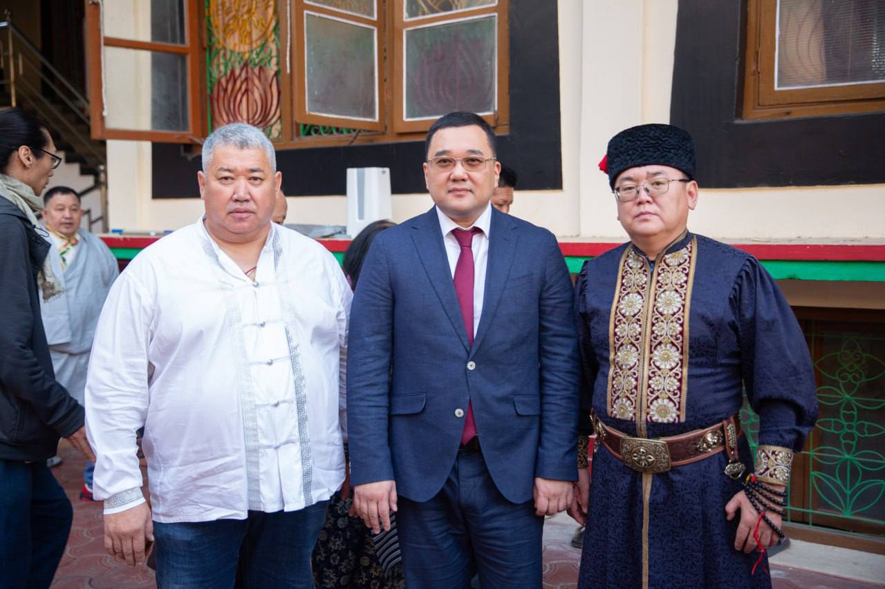 В Индии, в монастыре Дрепунг Гоманг, проходят праздничные мероприятия в честь земляка из Калмыкии, Тензина Норзанга (Санала гелюнга Мукубенова), который через 23 года обучения получит высшую степень геше лхарамба по... В Индии, в монастыре Дрепунг Гоманг, проходят праздничные мероприятия в честь земляка из Калмыкии, Тензина Норзанга (Санала гелюнга Мукубенова), который через 23 года обучения получит высшую степень геше лхарамба по...