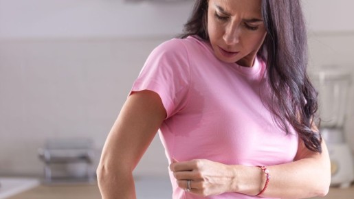 Следы от дезодоранта мигом исчезнут с одежды: поможет домашнее средство