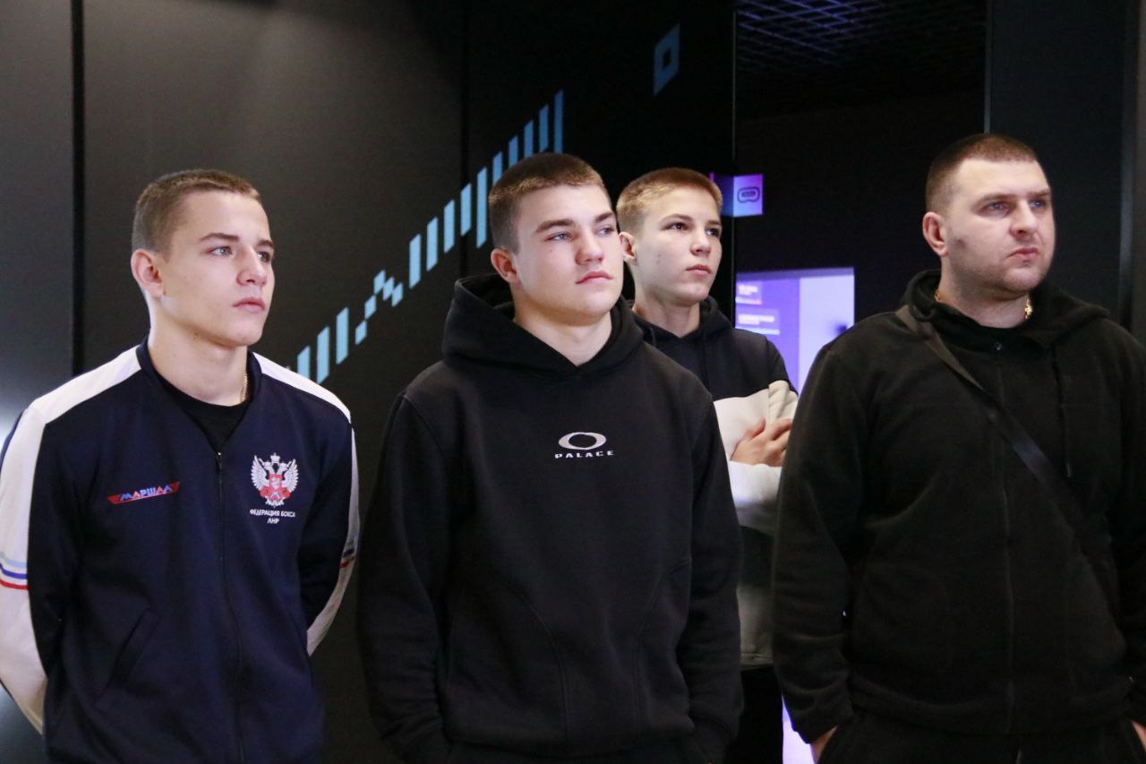 Боксеры города Антрацит Луганской Народной Республики посетили современный фиджитал-центр в Элисте Боксеры города Антрацит Луганской Народной Республики посетили современный фиджитал-центр в Элисте