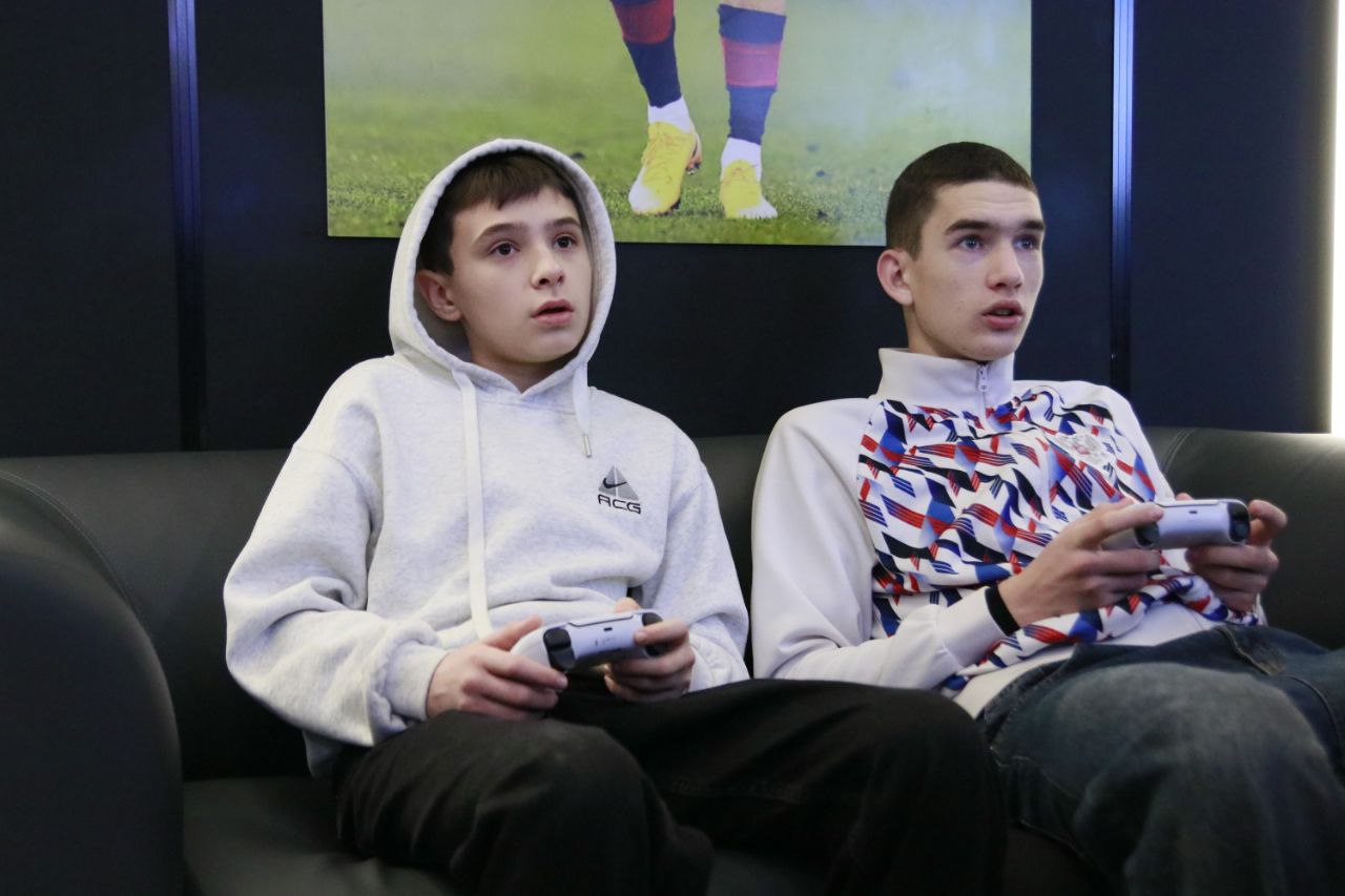 Боксеры города Антрацит Луганской Народной Республики посетили современный фиджитал-центр в Элисте Боксеры города Антрацит Луганской Народной Республики посетили современный фиджитал-центр в Элисте