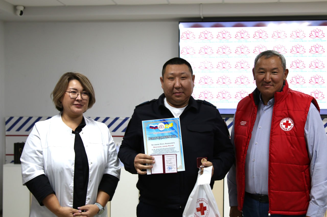 12345Трое сотрудников полиции Калмыкии удостоены звания «Почетный донор России» 12345Трое сотрудников полиции Калмыкии удостоены звания «Почетный донор России»